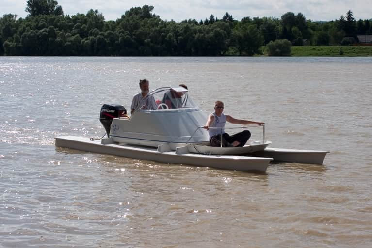 C21 - Catamaran court avec plateforme photographe